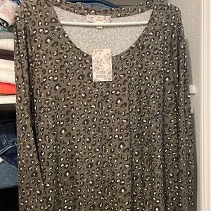 Womens Pink Republic 1X. Long sleeve top